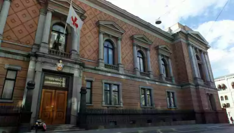 En Norvège, il faut être un homme de plus de 55 ans et maçon depuis 5 ans pour obtenir cet appartement. Cela créé un légitime scandale