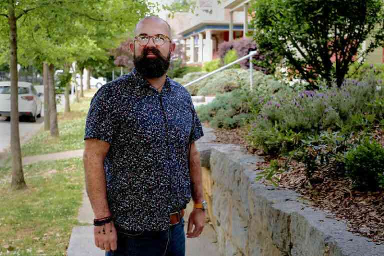 Un Frère hétéro exclu pour avoir «promu l’homosexualité» au Tennessee. Il se bat pour que cela change