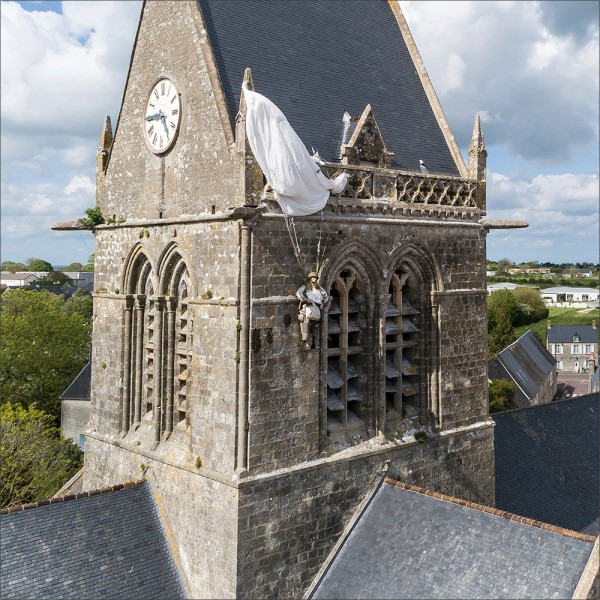 Église de Sainte-Mère-Église, avec un mannequin de parachutiste accroché au clocher