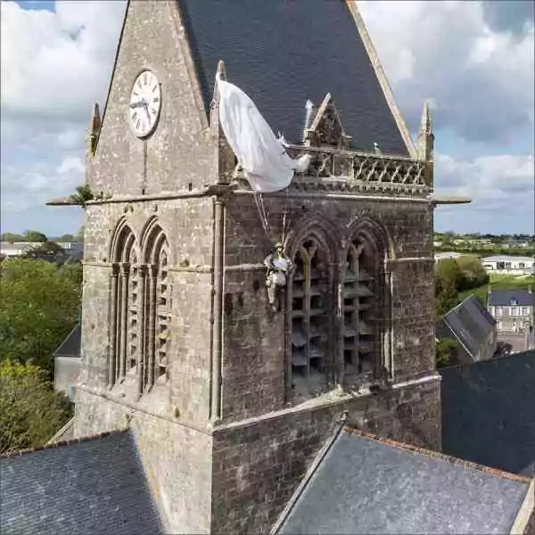Église de Sainte-Mère-Église, avec un mannequin de parachutiste accroché au clocher