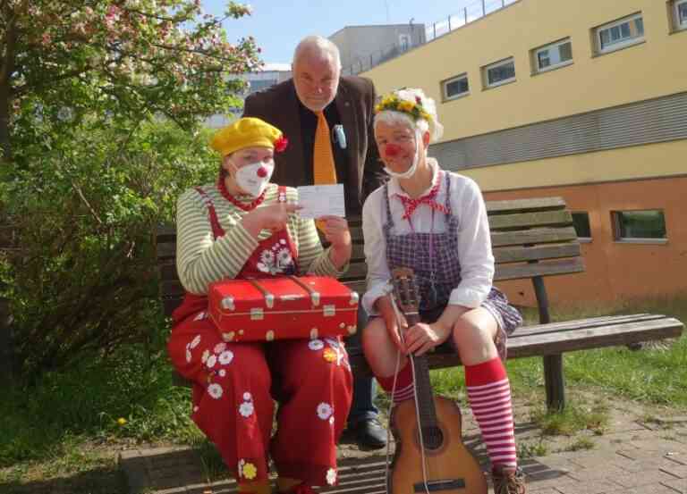 La loge maçonnique fait un don aux clowns de la clinique