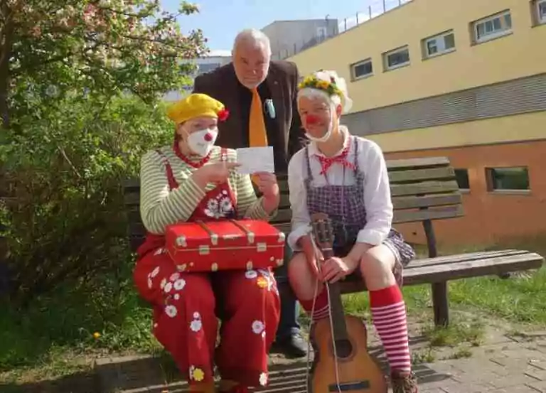 La loge maçonnique fait un don aux clowns de la clinique