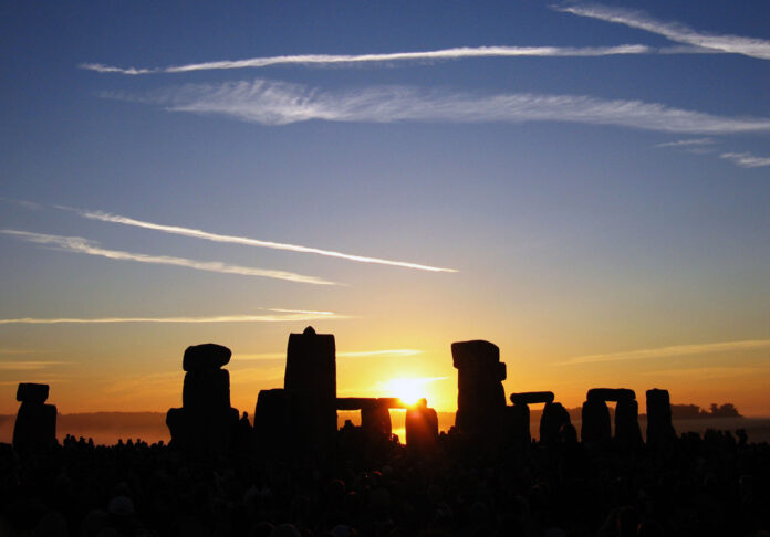 Lever de soleil le jour du solstice d'été à Stonehenge