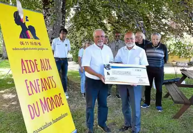 À Plougonven, l’association Aide aux Enfants du monde reçoit un chèque de 5 000 €
