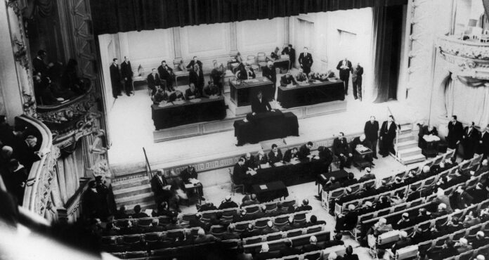 L'Assemblée nationale siégeant dans le théâtre du Grand Casino de Vichy, le 10 juillet 1940
