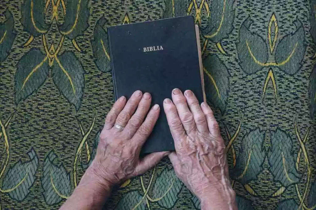 2 mains posées sur le Bible pour le serment