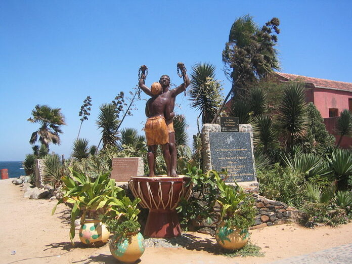 Île de Gorée (Sénégal) - Monument en mémoire de l'esclavage, situé à proximité de la Maison des esclaves, 3 mars 2006