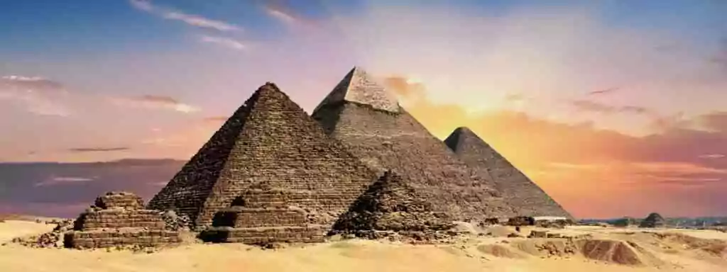 L’Égypte ne cesse pas de nous regarder – 3 revues pour un été pharaonique
