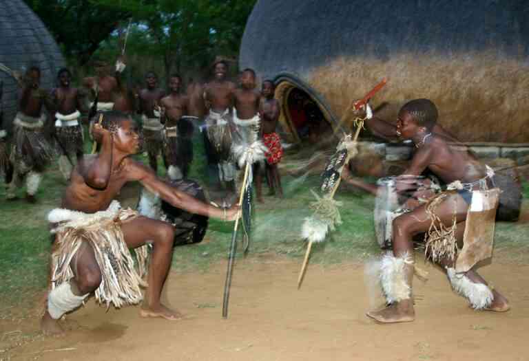 En Afrique du Sud, le peuple zoulou couronne son nouveau roi