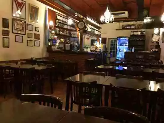 Fondée au début du XIXe siècle, une Cafétéria maçonnique propose la meilleure cuisine porteño et sert le célèbre «&nbsp;paradis&nbsp;»