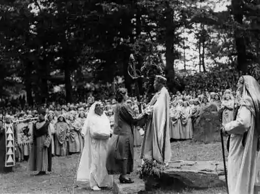 Elizabeth II fut initiée barde dans l&rsquo;Ordre des Druides le 12/08/1946
