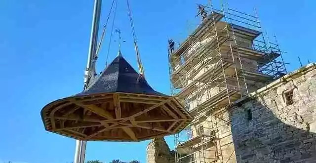 Locmaria-Grand-Champ. Au château de Coëtcandec, 7 tonnes au bout de la grue pour chapeauter la tour