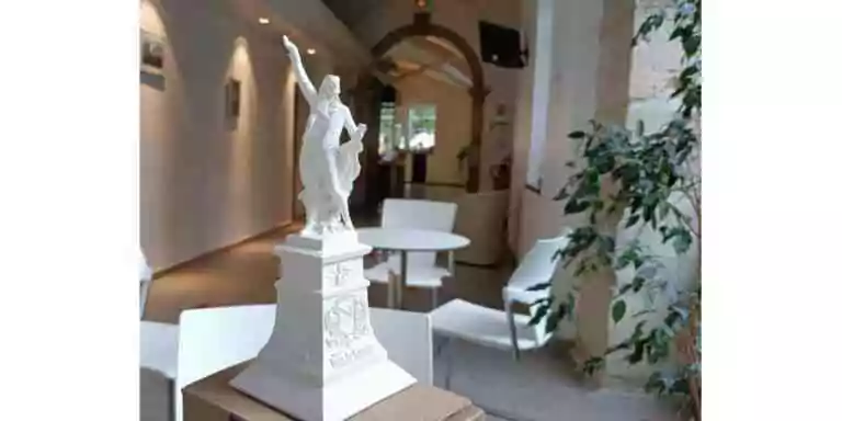Pour les 230 ans de La Marseillaise , il vend des statuettes de Rouget de Lisle