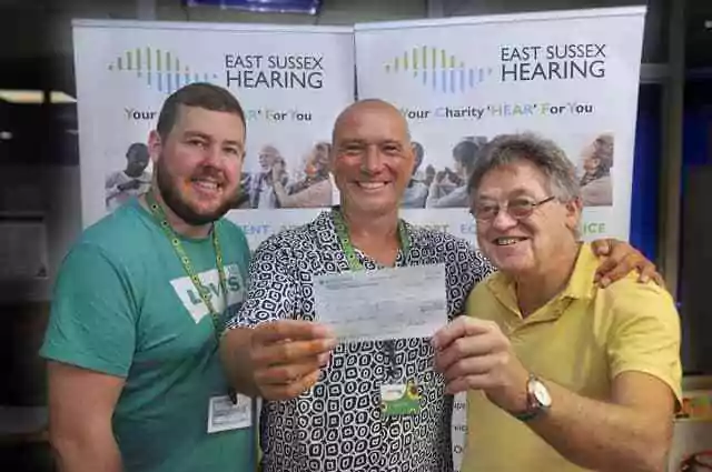 L&rsquo;association caritative d&rsquo;Eastbourne reçoit un chèque d&rsquo;un groupe franc-maçon