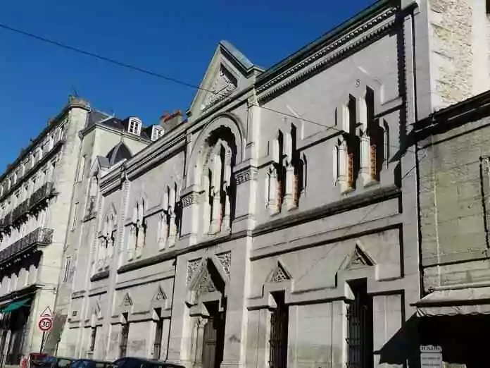 Façade principale du temple maçonnique