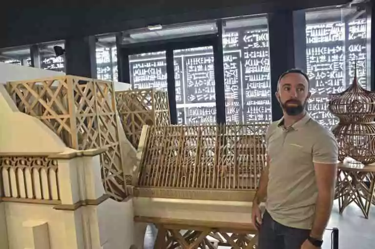 Après la flèche de Notre-Dame, les Compagnons réalisent la charpente médiévale et les beffrois