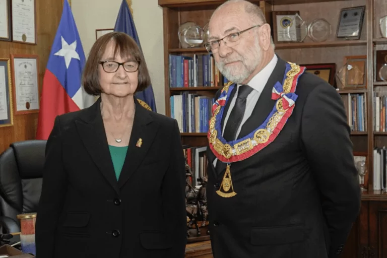 La franc-maçonnerie reconnaît le recteur Rosa Devés avec la médaille Francisco Bilbao à l&rsquo;occasion du 180e anniversaire de l&rsquo;Université du Chili