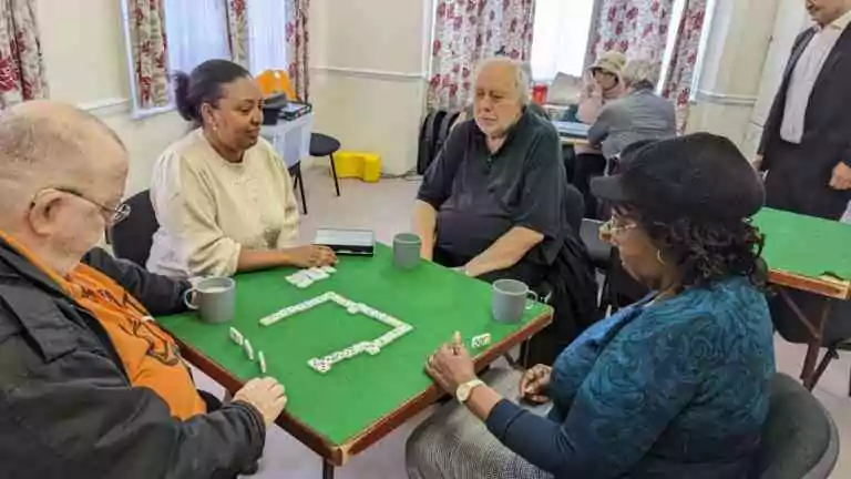 Les francs-maçons de Londres soutiennent les personnes âgées atteintes de démence