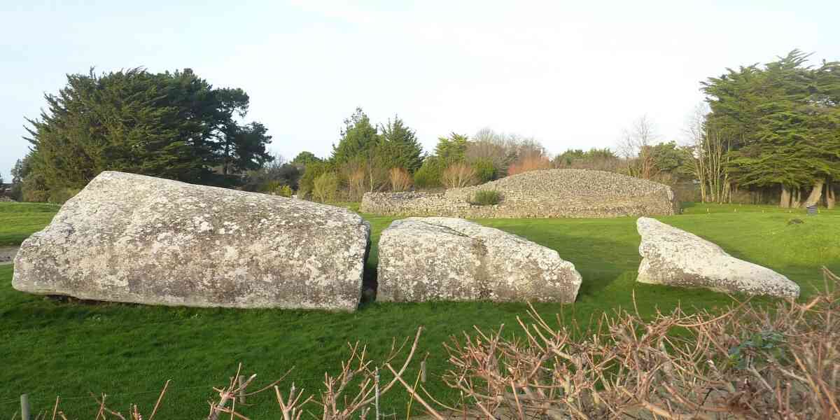 Différence Entre Dolmen Et Menhir Lieu symbolique : Menhirs, dolmens et mégalithes en Bretagne - Journal de  la Franc-maçonnerie 450.fm