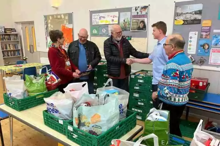 Un don important fait aux banques alimentaires du Cambridgeshire pour aider les ménages en difficulté ce Noël