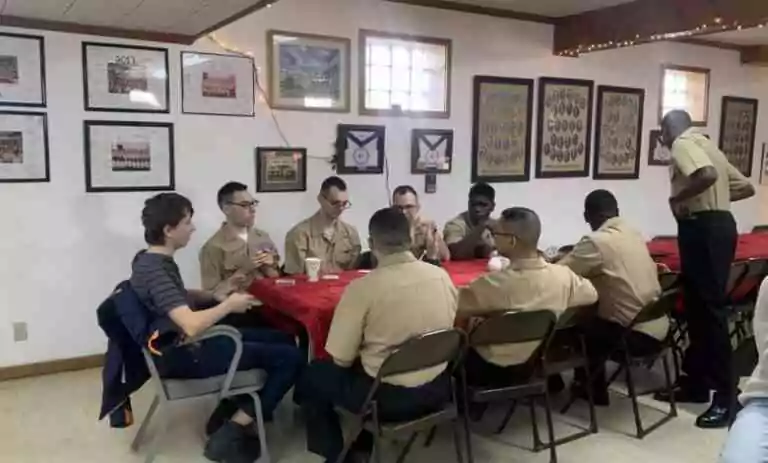 50 recrues de la marine américaine accueillies pour le jour de Noël à la loge maçonnique McHenry – Shaw Local