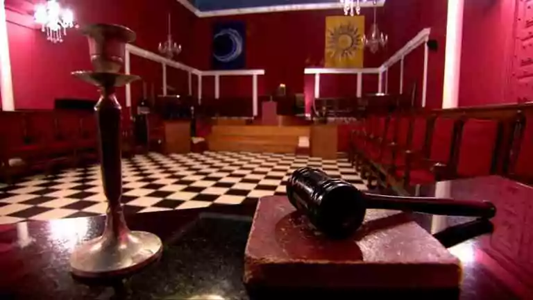 Parrains, cercueils, codes et rituels. Visite du plus grand temple portugais