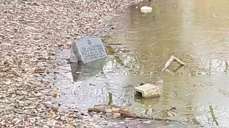 Un mémorial commémorant les francs-maçons tués à la guerre découvert dans un étang
