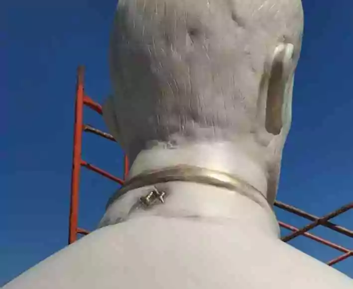 Un symbole maçonnique sur une statue fait polémique