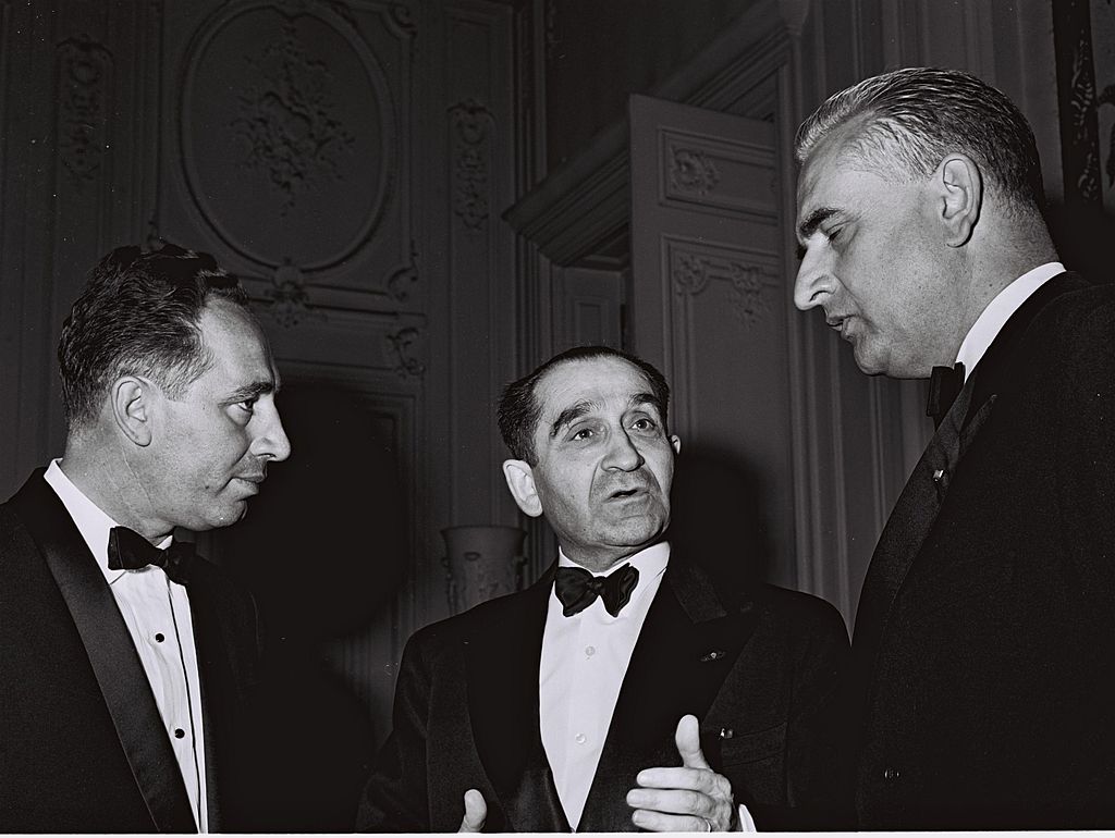 Avec-Shimon-Peres-et-Christian-Fouchet-a-lambassade-dIsrael-en-1964.