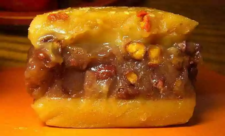 Nian gao 年糕 , pâtisserie traditionnelle du Nouvel An au Sud de la Chine&nbsp;: pâte de haricot azuki entre deux couches de pâte de riz gluant parfumé au longane.