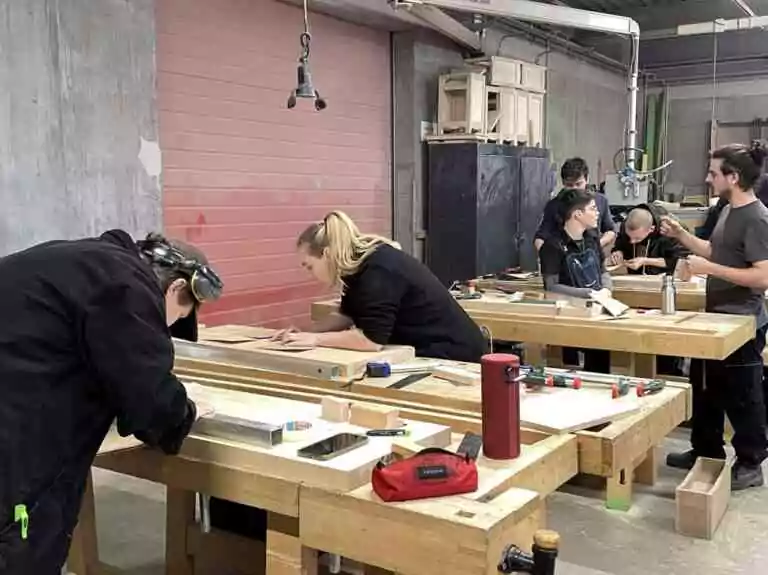 Les Compagnons du Devoir forment aux métiers manuels tout en voyageant