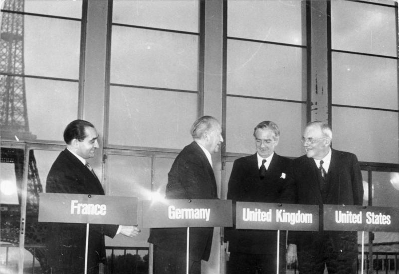 Conference-de-lOTAN-sur-le-rearmement-de-lAllemagne-le-20-octobre-1954.-Avec-Anthony-Eden-John-Foster-Dulles-et-Konrad-Adenauer.