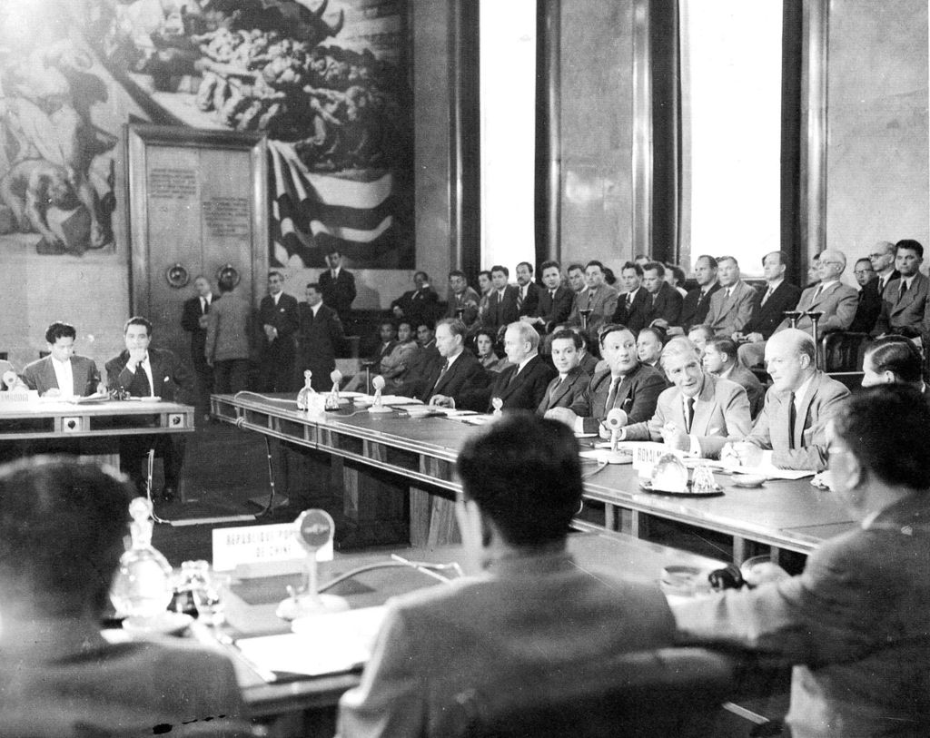 Derniere-seance-de-la-conference-sur-lIndochine-au-palais-des-Nations-de-Geneve-le-21-juillet-1954.-De-dos-au-premier-plan-la-delegation-nord-vietnamienne.