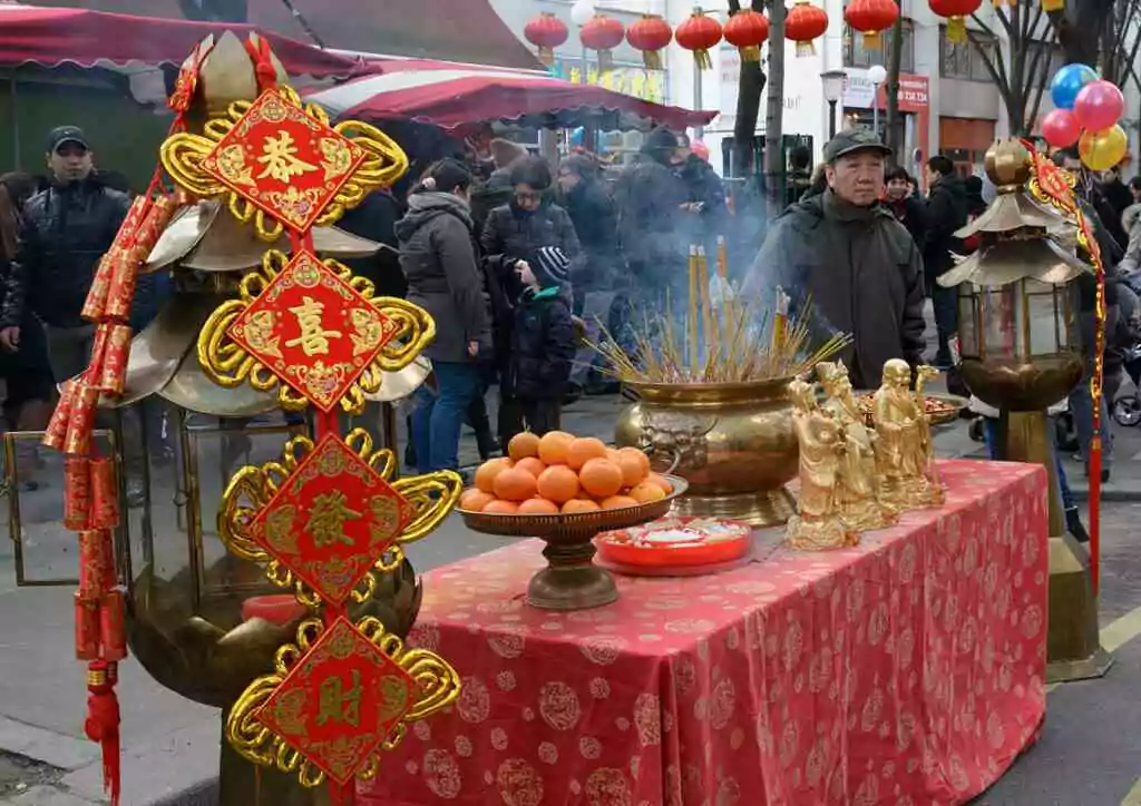Encens dans la rue pendant le Nouvel An chinois 2015 à Paris.