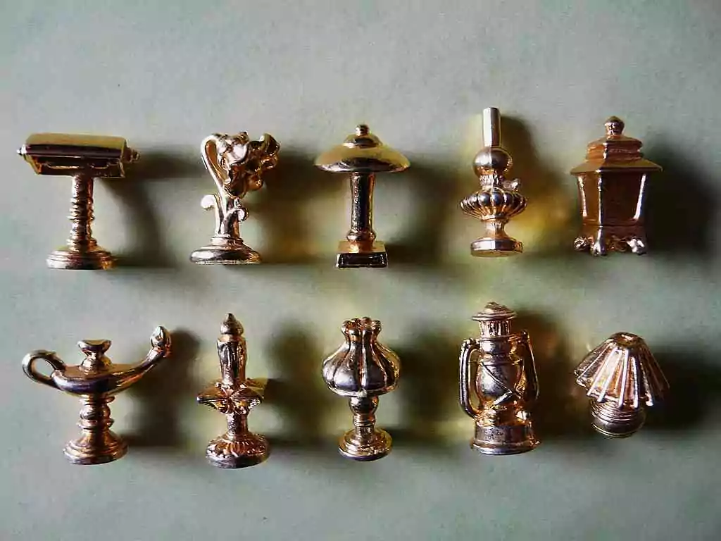 Fèves en forme de lampes dorées