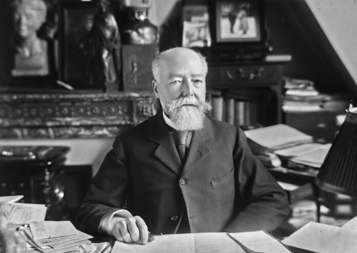 Paul Doumer dans son bureau en 1924.