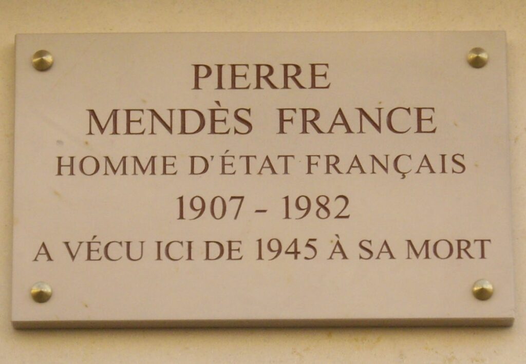 Plaque-commemorative-au-23-rue-du-Conseiller-Collignon-dans-le-16e-arrondissement-de-Paris.-1024x709