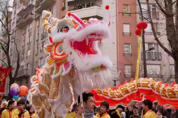Tête de lion et queue du dragon.