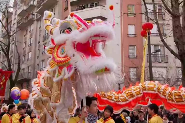 Tête de lion et queue du dragon.