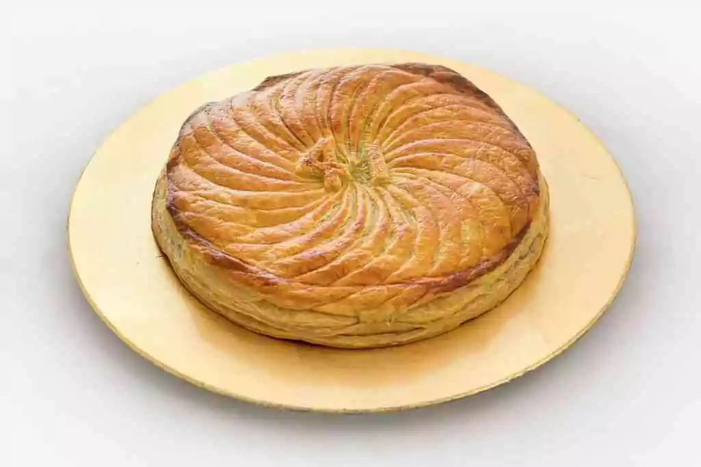Galette à la frangipane (crème d'amande et crème pâtissière).