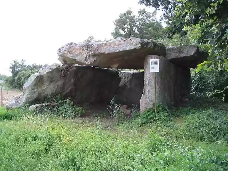 Saugré, dolmen et la Pierre couverte