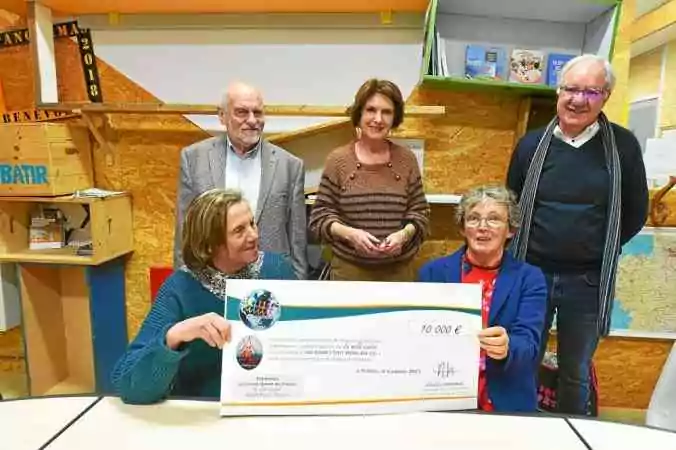 À Morlaix, un don à 100 pour 1 Toit pour aider les exilés