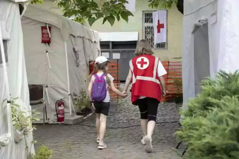 Les francs-maçons du Somerset font un don à la Croix-Rouge pour aider l&rsquo;Ukraine