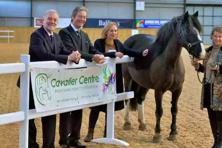 Les francs-maçons mettent les cavaliers handicapés en selle avec une subvention de 10&nbsp;000&nbsp;£