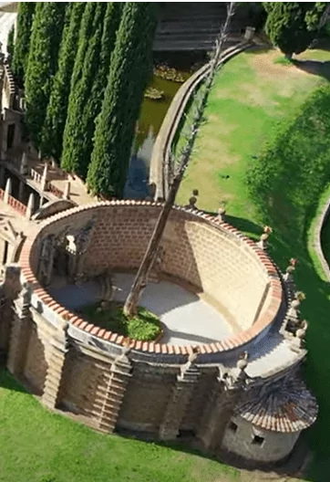 L'arbre axis mundi&nbsp;? Dans la religion ou la mythologie, le centre du monde et/ou la connexion entre le Ciel et la Terre.