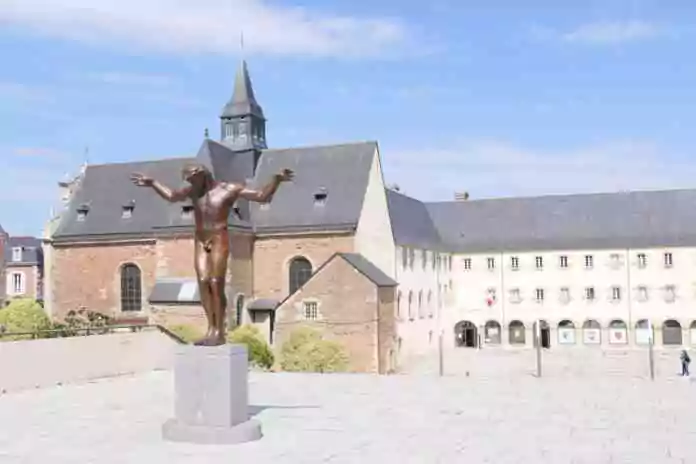 La septième sculpture, l'homme, est une allégorie de l'humanisme