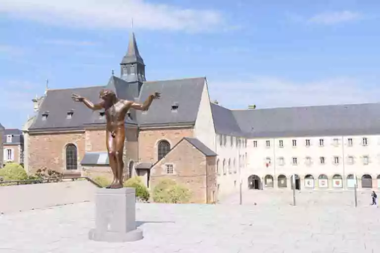La septième sculpture, l'homme, est une allégorie de l'humanisme