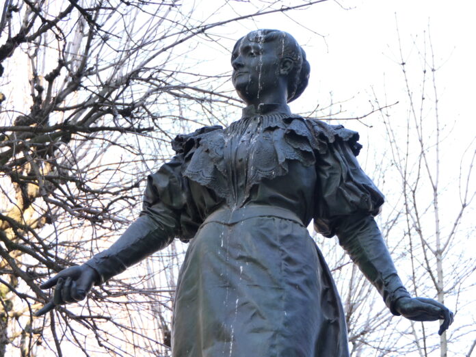 Statue de Maria Deraismes, square des Épinettes à Paris, détail