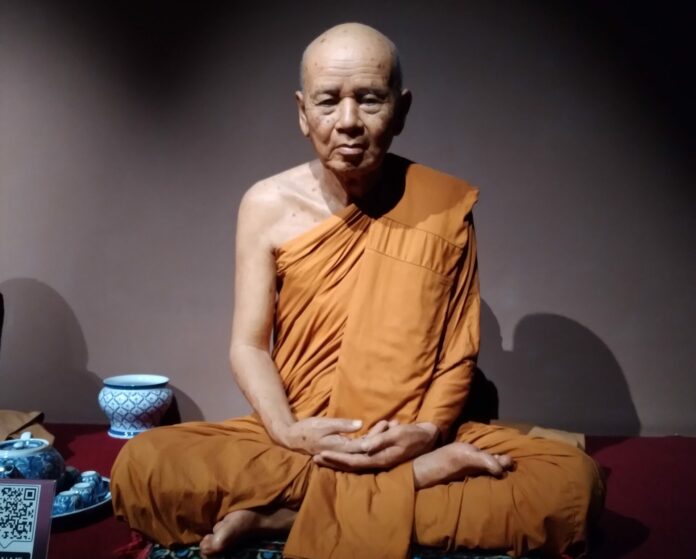 Vertus et mérites du bouddhisme : Ajahn Tate dans Recherches & Reflexions Statue_of_Luang_Pu_Thet_Desaransi_Thai_Human_Imagery_Museum-scaled-e1676828567544-696x559