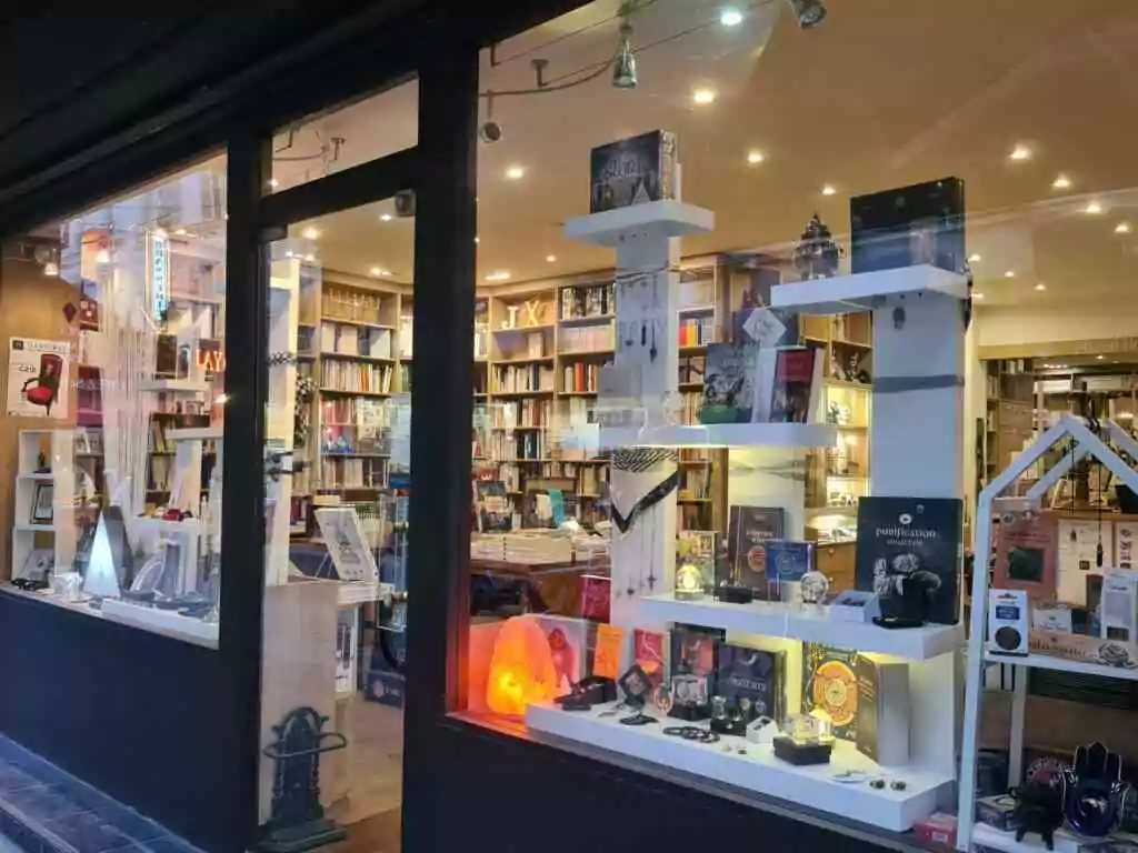 L’emblématique et célèbre librairie DETRAD recrute…